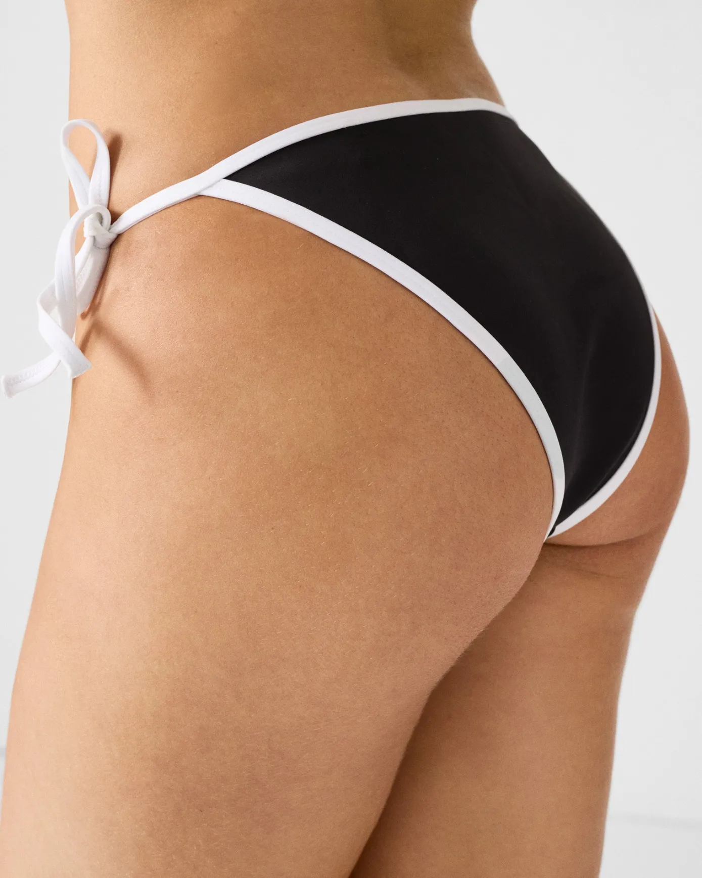 Bas de maillot de bain brésilien Noir/blanc Maddie bottom