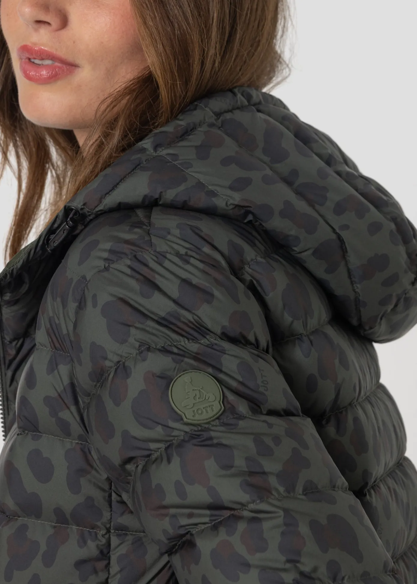 Doudoune courte à capuche Army foncé léopard Charline print